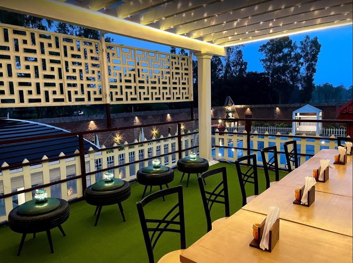 Yashmay Villa Club & Resort Gonda Eksteriør billede