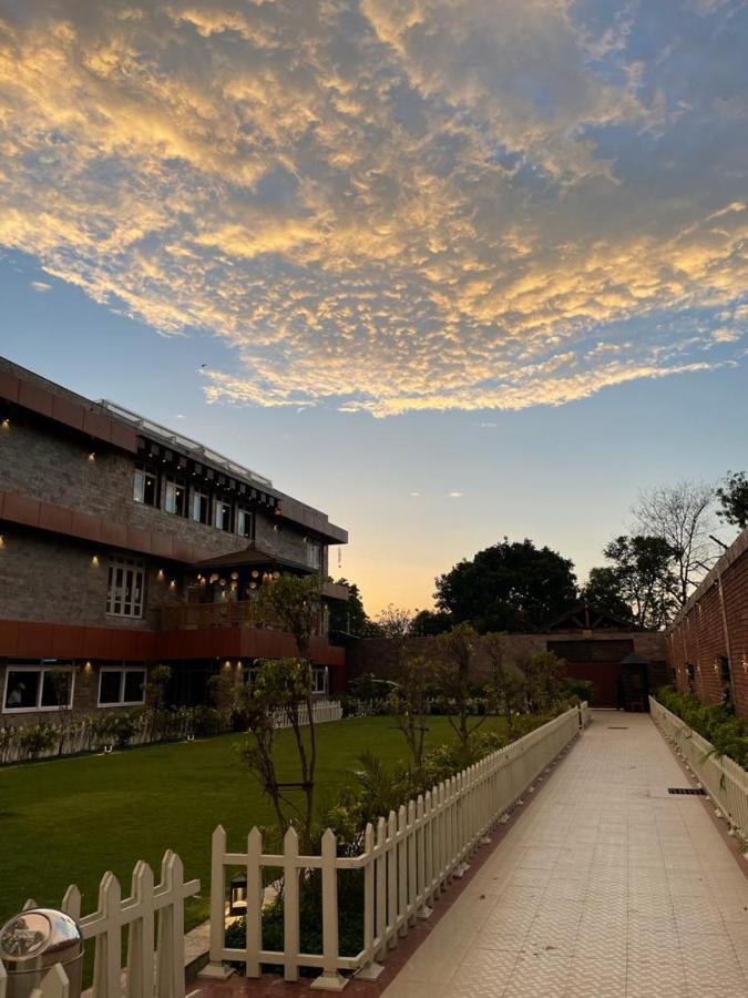 Yashmay Villa Club & Resort Gonda Eksteriør billede